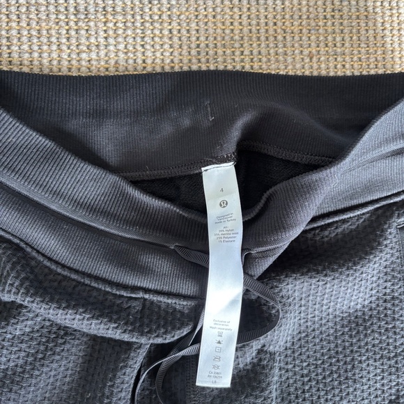 Black lululemon pants like new - Picture 2 of 3